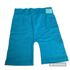 LA LA active biker shorts teal color size XL NWT has texture to them